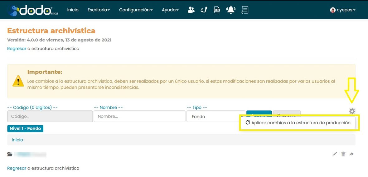 Ícono de engranaje desplegado con la opción Aplicar cambios a la estructura de producción, en la pantalla de nivel Fondo (nombre del cliente difuminado).