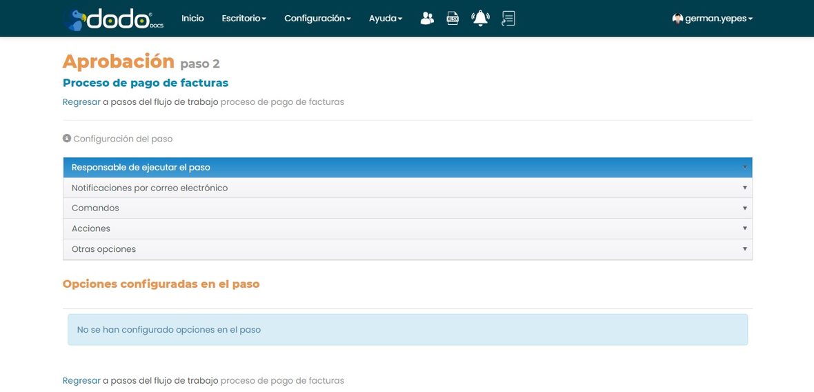 Pantalla Configuración del paso, con las secciones plegables Responsable de ejecutar el paso, Notificaciones por correo electrónico, Comandos, Acciones y Otras opciones.