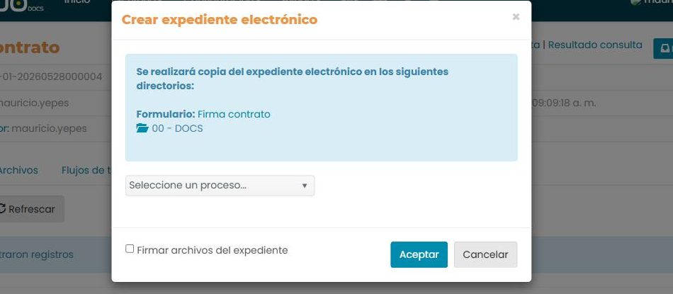Ventana «Crear expediente electrónico»: aviso del directorio destino (Formulario «Firma contrato» ▸ 00 - DOCS), lista «Seleccione un proceso…», casilla «Firmar archivos del expediente» y botones Aceptar / Cancelar.