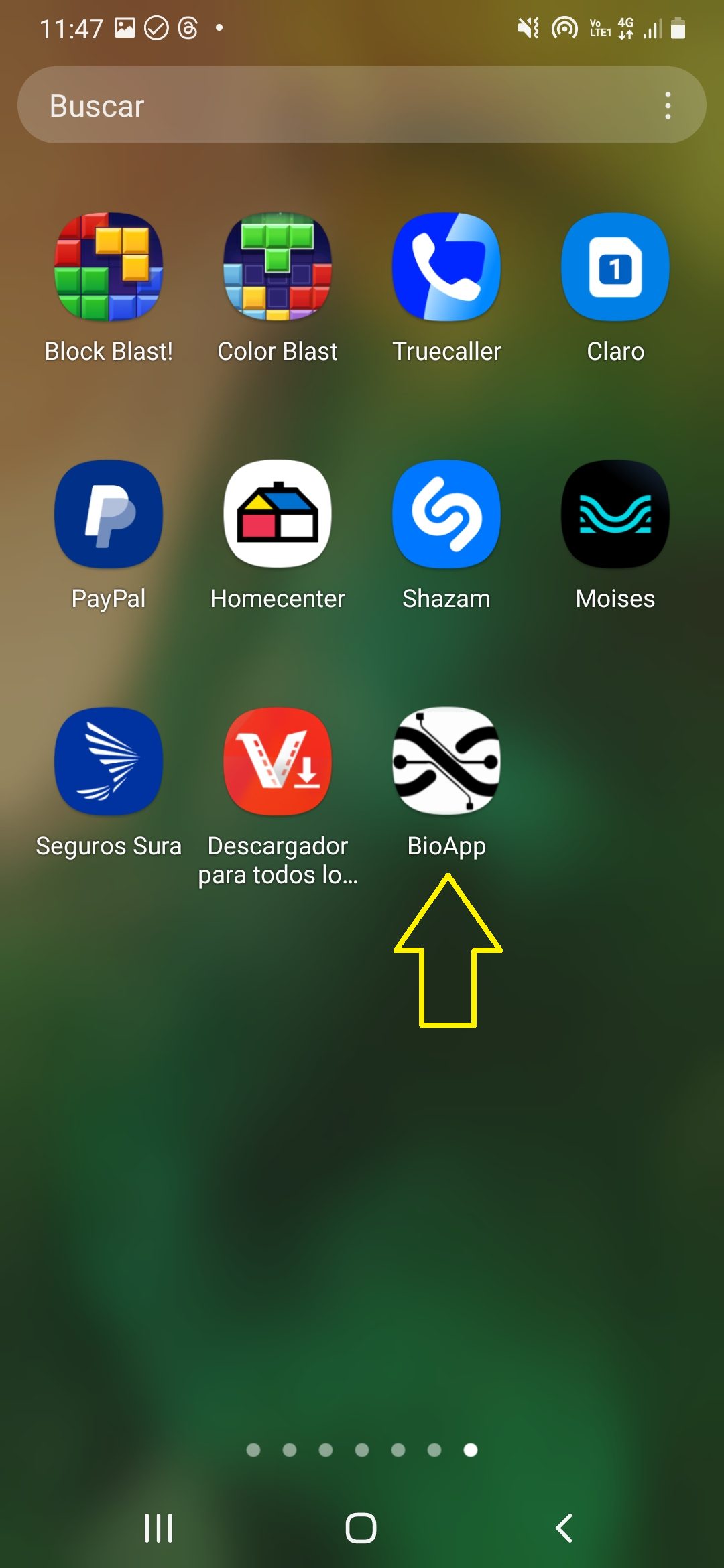 Escritorio del celular con el ícono de BioApp ya instalado, resaltado con una flecha.