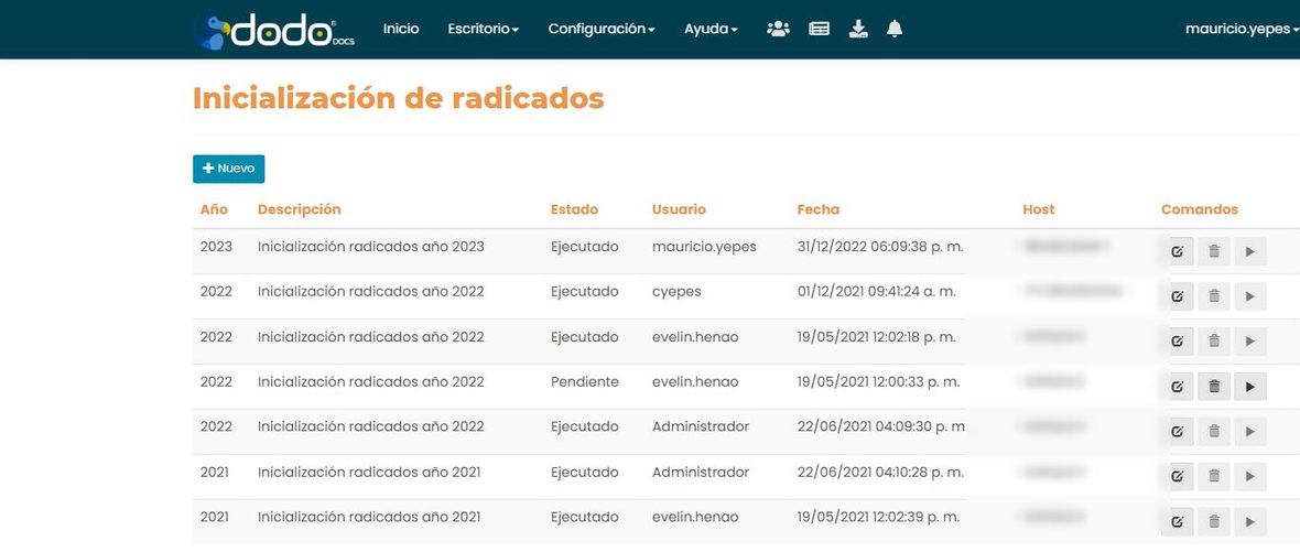 Listado de configuraciones de inicialización de radicados: columnas Año, Descripción, Estado (Ejecutado / Pendiente), Usuario, Fecha, Host (difuminado) y Comandos (editar, eliminar, ejecutar).
